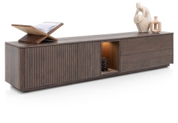 [na zamówienie] Szafka RTV / Lowboard TRENTON 210 cm, Fornir Dębowy Kolor Clay, Lamele, Opcja Cokołu lub Nóżek – XOOON