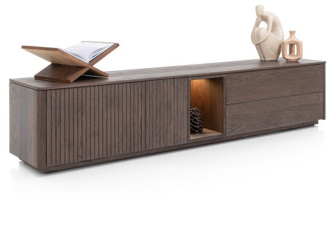 [na zamówienie] Szafka RTV / Lowboard TRENTON 210 cm, Fornir Dębowy Kolor Clay, Lamele, Opcja Cokołu lub Nóżek – XOOON