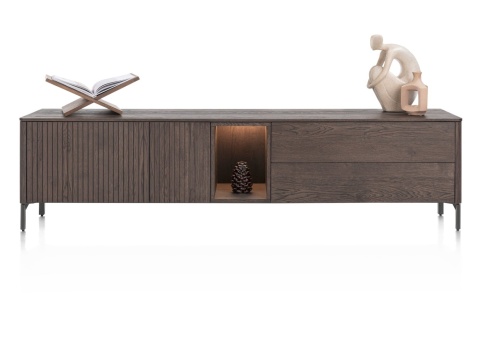 [na zamówienie] Szafka RTV / Lowboard TRENTON 210 cm, Fornir Dębowy Kolor Clay, Lamele, Opcja Cokołu lub Nóżek – XOOON