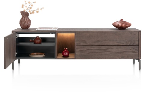 [od ręki] Szafka RTV / Lowboard TRENTON 180 cm, Fornir Dębowy Kolor Clay, Lamele, LED, 3w1 (Nogi/Cokół/Wisząca) – XOOON