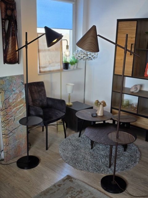 Lampa Podłogowa Daan 176 cm – Brązowa imitacja drewna, Marmurowa Podstawa, Stolik | COCO maison