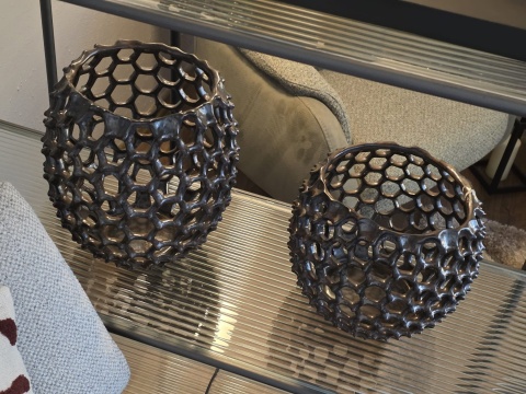 Ażurowa Osłonka Ceramiczna COCO maison Honeycomb – Szara, 21,5 cm