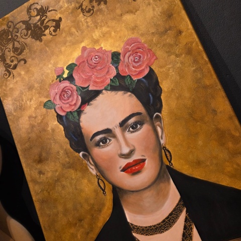 Obraz Ręcznie Malowany "Frida – Złota Pasja" – Akryl na Sklejce [55x75 cm]