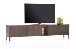 [M, defekt] Nowoczesna szafka RTV TRENTON 240 cm, fornir dębowy w kolorze clay, na metalowych nogach, z oświetleniem LED.