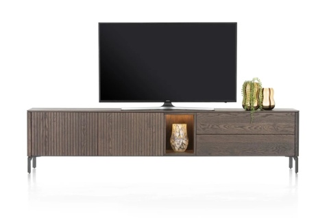 [M, defekt] Nowoczesna szafka RTV TRENTON 240 cm, fornir dębowy w kolorze clay, na metalowych nogach, z oświetleniem LED.