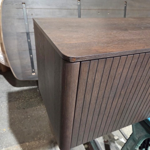 [M, defekt] Nowoczesna szafka RTV TRENTON 240 cm, fornir dębowy w kolorze clay, na metalowych nogach, z oświetleniem LED.