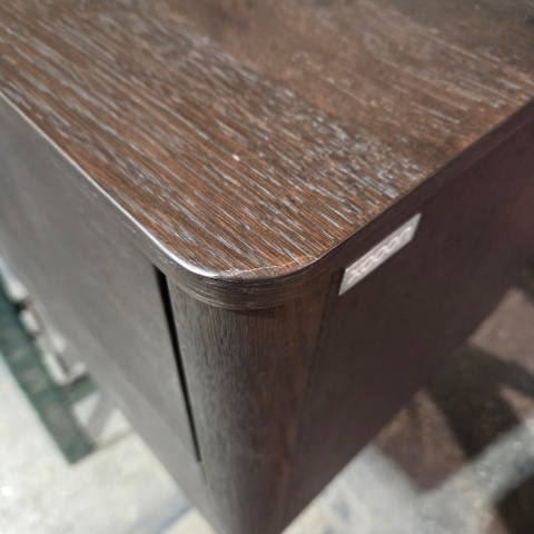 [M, defekt] Nowoczesna szafka RTV TRENTON 240 cm, fornir dębowy w kolorze clay, na metalowych nogach, z oświetleniem LED.