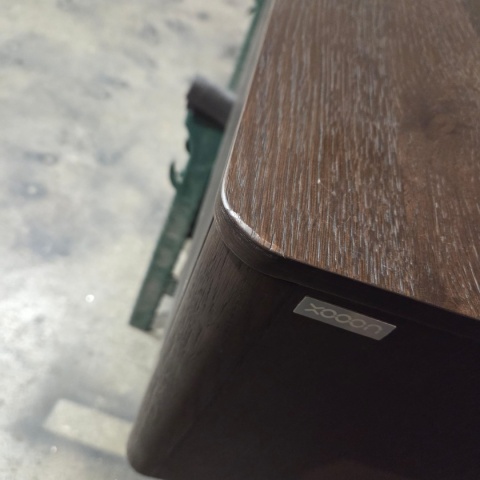 [M, defekt] Nowoczesna szafka RTV TRENTON 240 cm, fornir dębowy w kolorze clay, na metalowych nogach, z oświetleniem LED.