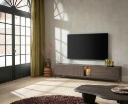 [od ręki] Nowoczesna szafka RTV TRENTON 240 cm, fornir dębowy w kolorze clay, na metalowych nogach z oświetleniem LED.