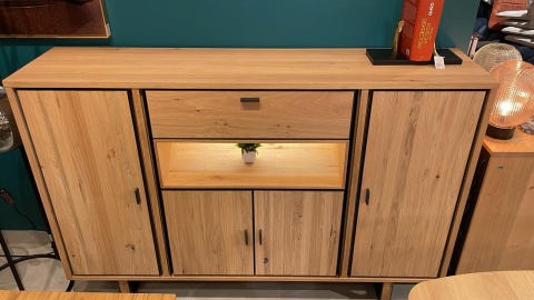 Bufet/ wysoka komoda SHIMANTO 180 cm – Bright Natural Oak – Henders & Hazel