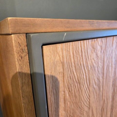 [K, defekt] Wysoka komoda Trapani 120 cm – Wędzony Fornir Mango, LED | Industrial