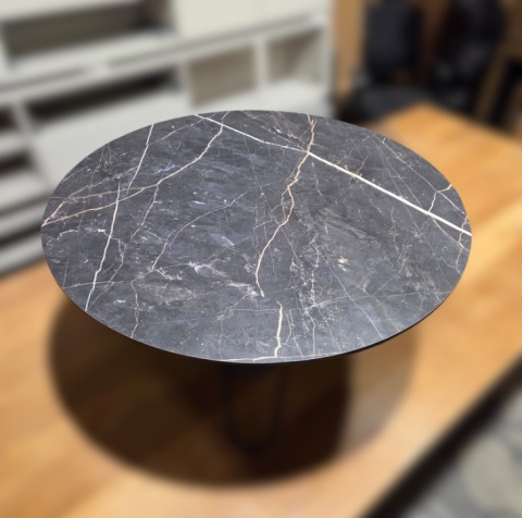 Stolik kawowy Brest 80 cm – optyka czarnego marmuru, HPL, czarne stalowe nogi