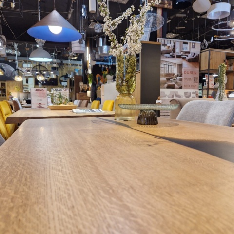 [R, od ręki] Stół MONOLIT – Lite drewno dębowe z żywicą i żywą krawędzią 150 x 90 cm