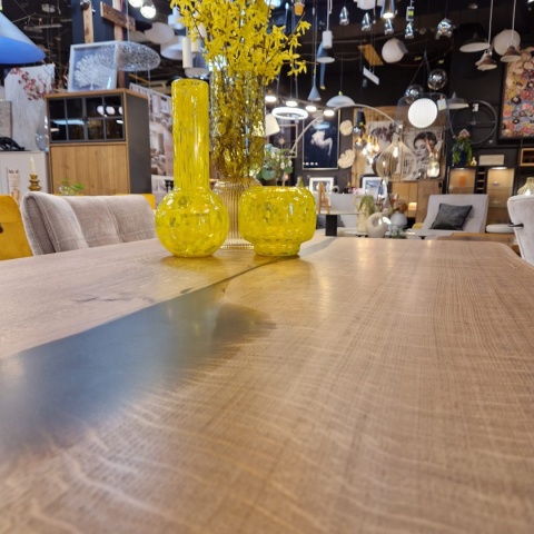 [R, od ręki] Stół MONOLIT – Lite drewno dębowe z żywicą i żywą krawędzią 150 x 90 cm