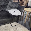 Ekskluzywny Stolik pod Laptopa MASURA – XOOON | Blat HPL (Primo Laminato), Czarny Metalowy Stelaż, kolor blaru BIAŁY MARMUR