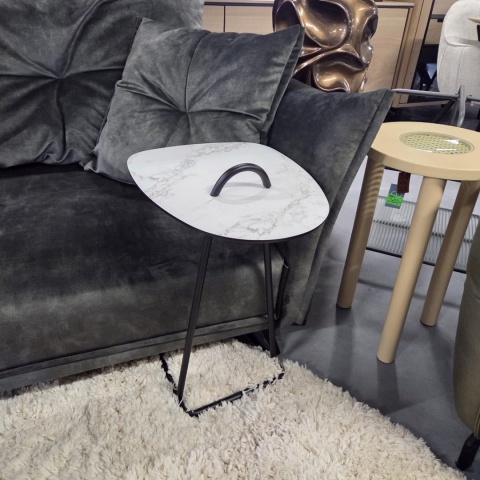 Ekskluzywny Stolik pod Laptopa MASURA – XOOON | Blat HPL (Primo Laminato), Czarny Metalowy Stelaż, kolor blaru BIAŁY MARMUR