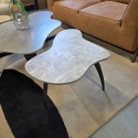 Ekskluzywny Stolik Kawowy NIDUM 75 cm – COCO maison | Organiczny Blat Ceramiczny (Jasnoszary Marmur), Czarna Metalowa Podstawa
