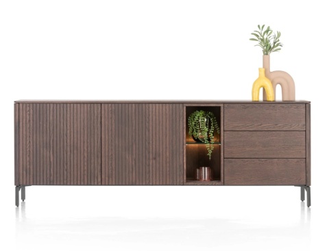 [defekt, od ręki] Komoda TRENTON 210 cm z forniru dębowego w kolorze clay, metalowa podstawa, 2 drzwi, 3 szuflady, 2 nisze LED