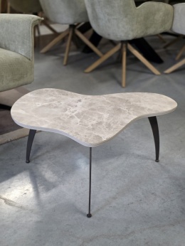 Ekskluzywny Stolik Kawowy NIDUM 75 cm – COCO maison | Organiczny Blat Ceramiczny (Jasnoszary Marmur), Czarna Metalowa Podstawa