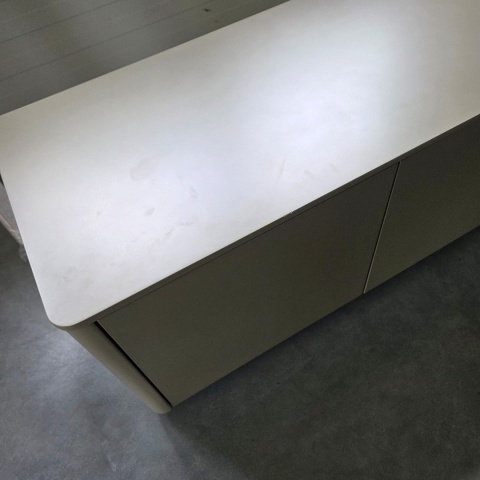 [K] Szafka RTV / Lowboard TRENTINO 211 cm – Lakierowany MDF w Kolorze Oliwkowym, System Push-to-Open, Oświetlenie LED