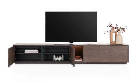 [od ręki] Szafka RTV Lowboard TRENTON 270 cm – XOOON | Fornir Dębowy Clay, Podświetlenie LED, System Push-to-Open