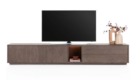 [od ręki] Szafka RTV Lowboard TRENTON 270 cm – XOOON | Fornir Dębowy Clay, Podświetlenie LED, System Push-to-Open