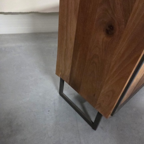 [K, defekt] Industrialna komoda TRAPANI 240 cm, fornir z mango 'smoked' na metalowej podstawie.