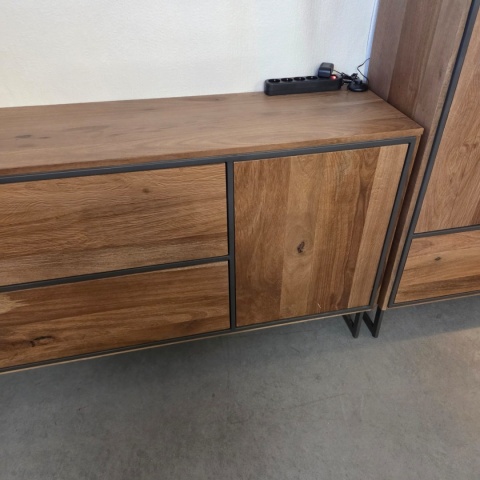 [K, defekt] Industrialna komoda TRAPANI 240 cm, fornir z mango 'smoked' na metalowej podstawie.