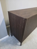 [K, od ręki] Komoda TRENTON 210 cm z forniru dębowego w kolorze clay, metalowa podstawa, 2 drzwi, 3 szuflady, 2 nisze LED