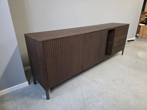 [K, od ręki] Komoda TRENTON 210 cm z forniru dębowego w kolorze clay, metalowa podstawa, 2 drzwi, 3 szuflady, 2 nisze LED