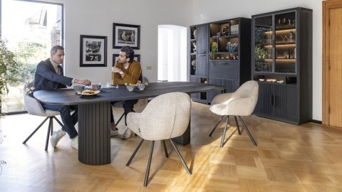 Owalny Stół Jadalniany PAVIE 210 x 120 cm – Fornir Dębowy Castle Black – Cylindryczna Noga Kolumnowa z Lamelami Henders & Hazel