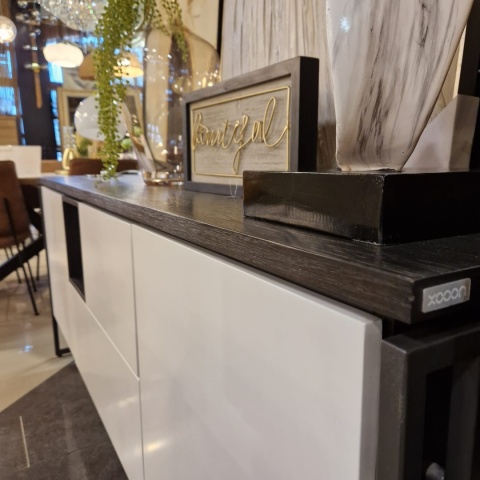 Industrialna komoda GLASGOW 190 cm – Dąb Carbon i Biały MDF – Zintegrowane Oświetlenie LED