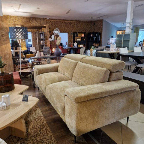 [od ręki] Sofa 3-Osobowa GREYMOUTH 230 cm – Ekskluzywna Tkanina Szenilowa LIVIGNO Ochra – Regulowane Zagłówki