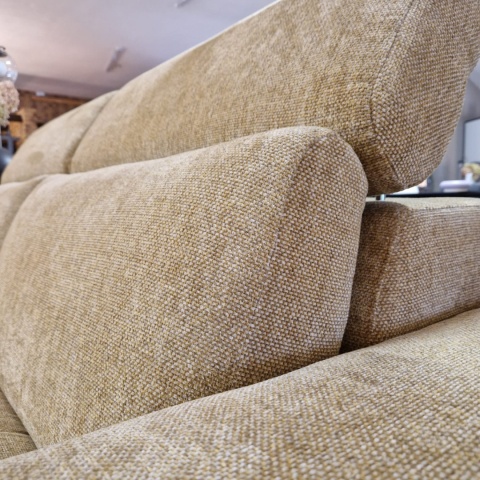 [od ręki] Sofa 3-Osobowa GREYMOUTH 230 cm – Ekskluzywna Tkanina Szenilowa LIVIGNO Ochra – Regulowane Zagłówki