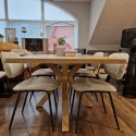 [od ręki] Stół Jadalniany NYBORG 150 x 100 cm – Naturalny Fornir Dębowy Dune – Matowy Lakier Platinum – Centralna Noga