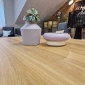 [od ręki] Stół Jadalniany NYBORG 150 x 100 cm – Naturalny Fornir Dębowy Dune – Matowy Lakier Platinum – Centralna Noga