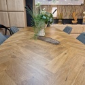 [R, od ręki] Owalny Stół Jadalniany METALUXE 240 x 110 cm – Blat z Forniru Dębowego we Wzór Jodełki – Noga Centralna