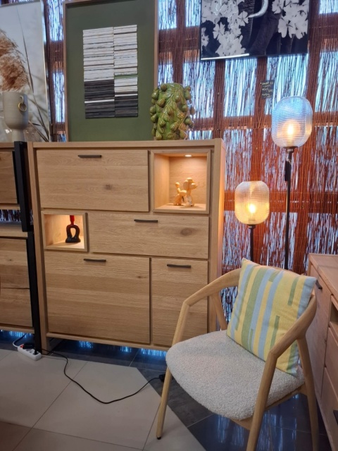 Wysoka Komoda / Kredens NYSTEAD 125 cm – Naturalny Fornir Dębowy z Podświetleniem LED