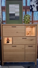 Wysoka Komoda / Kredens NYSTEAD 125 cm – Naturalny Fornir Dębowy z Podświetleniem LED