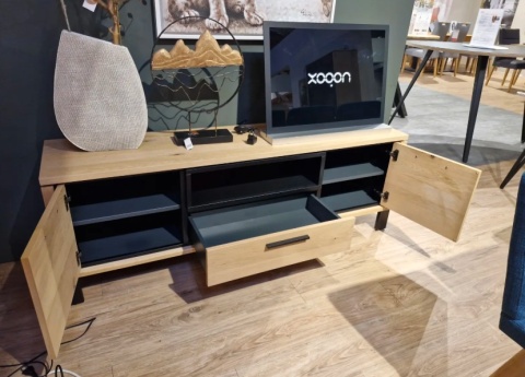 Szafka RTV / Lowboard ARNSBERG 173 cm – Naturalny Fornir Dębowy & Matowy Metal – Habufa / XOOON