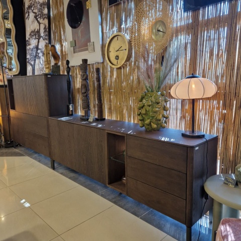 [od ręki] Komoda TRENTON 210 cm z forniru dębowego w kolorze clay, metalowa podstawa, 2 drzwi, 3 szuflady, 2 nisze LED