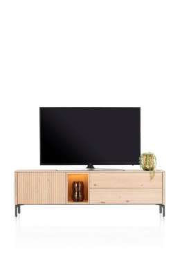[na zamówienie] Lowboard / szafka RTV XOOON TRENTON - dębowy furnir, front z lameli i grafitowa podstawa (szerokość 182 cm)