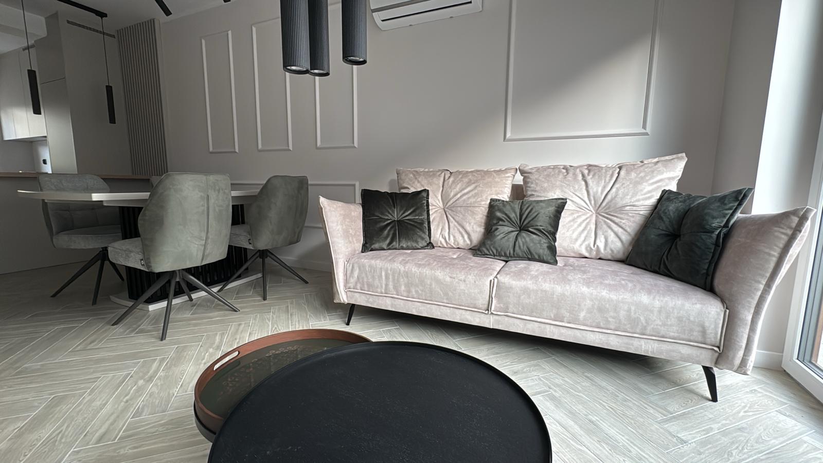 Kiedy klient tworzy ideał: sofa Albi na zamówienie i perfekcyjnie dobrane krzesła Bell.